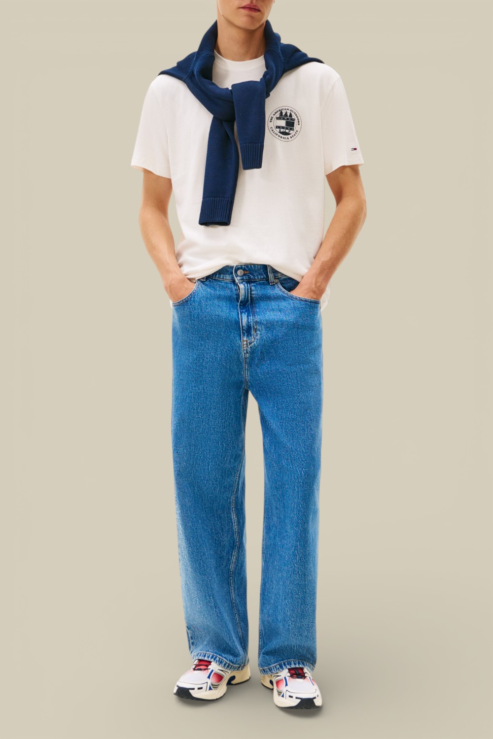 תמונת כל הלוק של חולצת טי